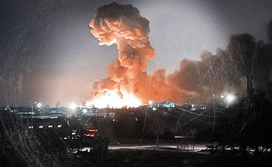 Enorme explosão noturna com fumaça em cogumelo sobre uma cidade.