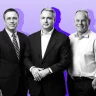 Três homens estão em pé lado a lado contra um fundo roxo. À esquerda, um veste terno escuro com gravata, aparentando seriedade. No centro, outro usa terno sem gravata e está neutro. À direita, o terceiro veste camisa clara de mangas dobradas, está sorrindo, e tem uma mão no bolso; suas sombras são projetadas ao fundo. Gerdau